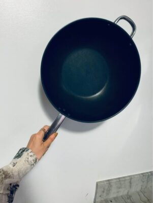 long handle in a wok